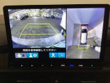 バックギアに入れますとご覧のような画像に自動的に切り替わります。車庫入れ時に役立ちます。