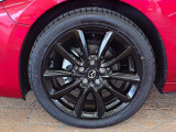 18インチ純正アルミホイールを装備。タイヤサイズは215/45R18となります。