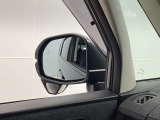 【サイドアンダーミラー】助手席側ドアミラーの下部についております。停車時・発進時などに車両左側の死角になった部分を確認するときに役立ちます。