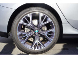 BMW純正アロイホイールを装備しております☆お問合せ(無料ダイヤル)0078-6002-613077迄お待ちしております。大阪府吹田市芳野町5-55 毎水曜、第二火曜日定休 営業時間10:00〜18:00