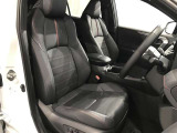 合成皮革を使用したシートで、高級感のある運転席。