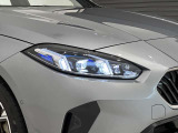 アダプティブLEDヘッドライトはステアリングを切った方向を照らします。