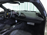 ステアリング上のタッチコントロールにより、手を離すことなく車両の主要な機能をすべて操作できる革新的なインターフェースです。