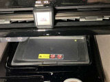 置くだけ充電(ワイヤレス充電器)が付いています。