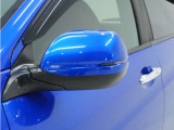 ◆ドアミラーウインカー◆ドアミラーにウインカーを装備しています。対向車に自身の進行方向を合図し安全に運転できます。