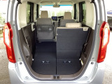 後席は分割可倒式で、用途に合わせてアレンジ可能。荷物の量や乗車人数に応じて柔軟に使える便利なシートです。