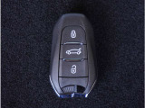 【スマートキー】鍵を持ってお車のプッシュスタートボタンを押すだけでエンジンが始動します。ドアの施錠もボタンを押すだけです。