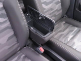 遠出して不安になることは運転席と助手席の間には、蓋付きタイプのコンソールボックス。肘掛けにもなるので、便利です。