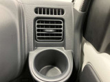 【運転席ドリンクホルダー】使いやすさに配慮したドリンクホルダー