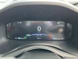 車の状態を示す重要なデータをデジタル表示し、ドライバーは真正面で確認できます。ディスプレイは、カスタマイズできます。