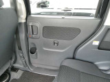 右リアドアです。こちらにもボトルホルダーがあります。