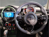 ミニ独特のゴーカートフィーリングと呼ばれる軽快なハンドリングはAT車、MT車のどちらでも楽しめます。