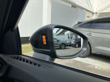 サイドアシスト装備 ドライバーの死角を並走する車両を検知します。ドアミラーの内側のLEDが点灯・点滅して事故の危険を知らせます。