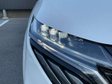 【LEDヘッドランプ】鮮やかな白色光で、クリアな視界を確保するLEDヘッドランプ装備