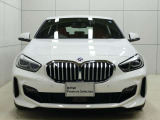 一目でBMWと解る存在感。象徴的なキドニーグリルを中心にシャープなヘッドライトと力強い表情が融合。スポーティーさとエレガンスを兼ね備えたBMWならではのフロントフェイスです。