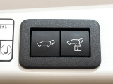 【パワーバックドア】スマートキーや運転席のボタンを押すだけでリアゲートが自動で開閉します!荷物を持っている時や、高い位置にあるバックドアを閉める際に便利な機能です♪
