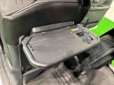 飲み物や食べ物を気軽に置ける格納式シートバックテーブルを、運転席と助手席の背もたれにご用意。車内の休憩も快適です!