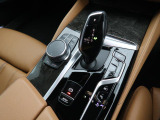 【シフトノブ】BMWの高性能オートマチックは、ATセレクトレバーを左側に倒すことで、通常の「D」から「S」(スポーツ)または「M」(マニュアル)へと切り替えが可能です。