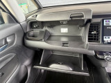 助手席周りには便利な収納スペースを多数装備!ドリンクホルダーをはじめ、小物や車検証などを整理して収納でき、車内をスッキリ保てます♪