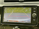 後退時には映像をワイドに表示し、安全確認をサポート。駐車や車庫入れがスムーズに行えるよう、周囲の状況を把握しやすくします。