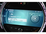 もはやMINI標準搭載とも言える、デザインアイコンの一つでもあるカーナビは各種設定から情報、マルチメディアまで、可愛らしい見てくれで多機能な装備の一つです。