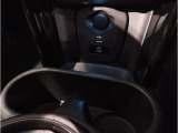 【USB】USB接続が可能で御座います。お好きな音楽をUSBに保存いただくことにより、お車でも音楽の再生が可能です。