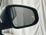 後続車が接近するのを知らせてくれるBSM(ブラインドスポットモニター)接近するとドアミラー部の警告灯が光ってくれるので、万が一の追突も防げそうですね♪上級装備です。
