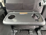ちょっとした休憩に便利なシートバックテーブル付