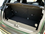 【トランクルーム】全面をファブリック処理し荷物に傷がつくのを防ぎます。ラゲージルーム照明を装着。背もたれをほぼ水平まで倒すことが出来ます。大きな荷物の収納にも便利です。