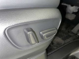 パワーシート搭載。微妙な調整が手軽にでき、ピッタリのポジションで運転することが可能です。