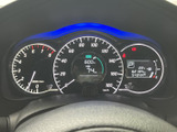 速度計を中心に必要な表示がまとまり、運転席から情報を確認しやすいレイアウトです。中央の表示部や燃料計も見渡せ、日々の運転をサポートします。