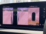 サラウンドビューカメラ装備 車両の4つのカメラから得た映像を合成し、上空から眺めているような映像をモニターに映し出します。車両周辺の歩行者や障害物などの発見に役立ちます。