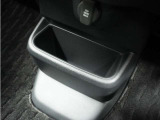 ◆センターロアボックス◆インパネ中央の下部には、ごみ箱としても使用する事ができるセンターロアボックスを装備しております。
