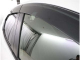 タバコを吸われる方は窓を少しだけ開けても雨が入ってこずに煙だけ社外に追い出せます。