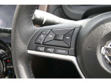 各種のコントロールスイッチが内蔵され、運転に集中できるステアリング。革巻き素材と造形が手にしっくり馴染みます。