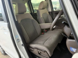 【フロントシート】アイポイントが高く、視界が開けているので、運転する際も快適♪シートも厚みがあり座り心地にこだわったシート設計になっているので、長時間ドライブの際も疲れを軽減してくれます☆