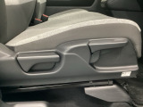 手動のレバーを使って、シートの高さや背もたれの角度を変えることができます。