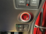 【ENGINE START/STOP】スマートキーをポケットやバッグに入れたままで、キーを差し込むことなくボタンを押すだけでエンジンが始動します。