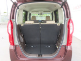 【ラゲッジスペース】後部座席が最後部でもしっかり荷物を積める広さ!さらにシートアレンジで荷室の大きさを調整できるので、乗る人数や荷物の量に合わせて荷物を置ける空間が拡大できます。