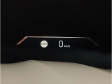 【ヘッドアップディスプレイ】現在の車速表示や目的地へのルート案内やメディア関連のリストを表示する事が可能です。視線移動を減らす事によりドライブに集中して頂けます。