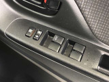パワーウィンドウマスタースイッチです。車内の換気も運転席から簡単に行えます。