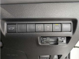 オートマチックハイビームとは、先行車や対向車のライトを認識し、ハイビームとロービームを自動で切り替える機能です。夜道の視界を確保します。詳細は販売店スタッフまでおたずねください。