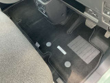 純正フロアカーペット付きです。社外品とは違い、マットのズレも少なく安全に運転できます。