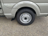 タイヤのサイズは、145/80R12です。