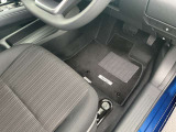純正フロアカーペット付きです。社外品とは違い、マットのズレも少なく安全に運転できます。