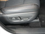 運転席は10Wayの電動シート仕様です。ドライバーの体格に合わせたドライビングポジションの設定が可能です。また、良く使う位置を登録しておける便利なメモリー機能も付いています★☆★☆
