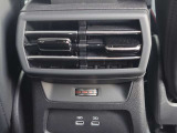 後部座席にもエアコン吹き出し口がございます。快適な車内を演出しております。