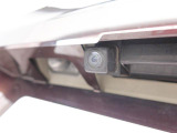 後退時に車両の後ろ側をモニター画面に表示します。車庫入れなどでバックする際に後方確認ができて便利です。車庫入れが苦手な人もこれで安心。