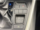 ホールド機能付電動パーキング装備です。信号待ちや坂道発進の際にとても便利な装備です。