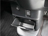◆センターロアボックス◆インパネ中央の下部には、ごみ箱としても使用する事ができるセンターロアボックスを装備しております。